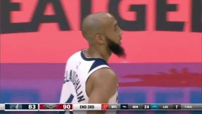 [Highlight] Jordan McLaughlin answers Marshal at the end of the 3rd with a half court buzzer beater