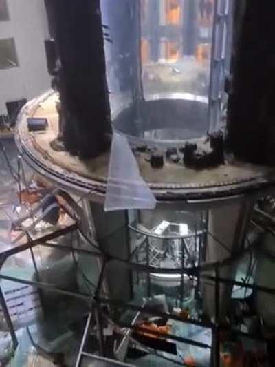 World's largest freestanding aquarium bursts in Berlin (1 million liters of water and 1,500 fish)