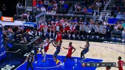 [Highlight] KJ Martin leaps up high and pins the shot against the backboard