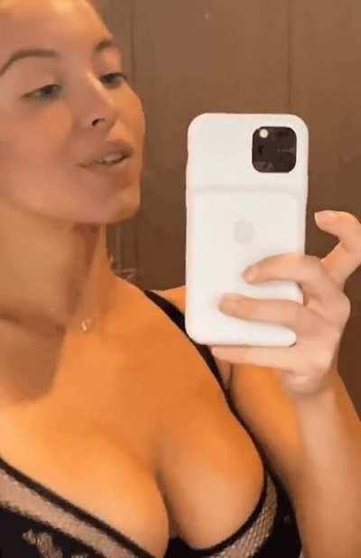 Sydney Sweeney is teasing us with those jugs