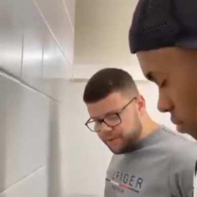 Doa e Jojo no banheiro