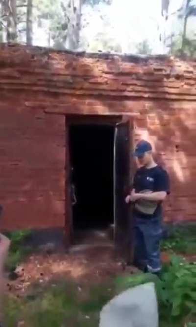 *c va volando de un portazo