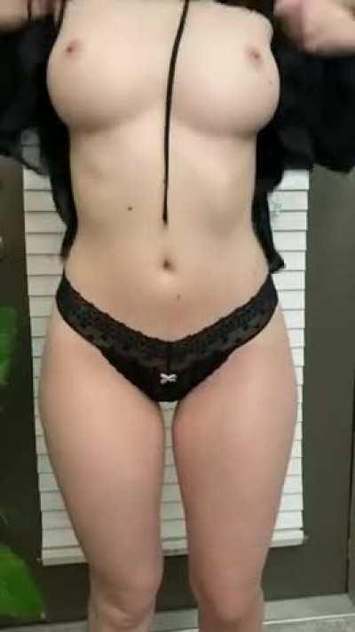 My flowy dresses really don't do my d cups justice do they