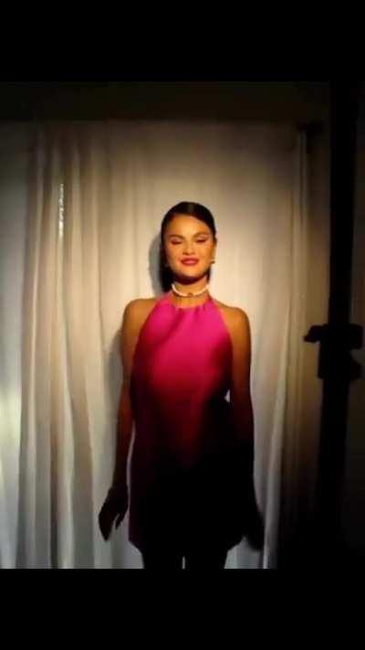 Queen without Bra😍