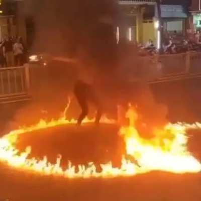 Anniebella using her E to protect herself from Jax-off