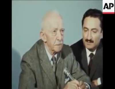 12 Mart 1971 Muhtırasından 5 gün sonra yabancı bir gazetere açıklama yapan İsmet İnönü ve tercümanı Bülent Ecevit ( İnönü bunadığından Ecevit Türkçeyi Türkçeye çevirmiyor takır takır konuşuyor)