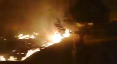 Im&aacute;genes de hace instantes del incendio en El Hoyo. Cinco incendios arrasan con casas y chacras en la Comarca Andina. Hay viviendas y autos quemados, chacras arrasadas en Lago Puelo, El Hoyo, El Mait&eacute;n y Cholila. El tr&aacute;nsito est&aacute; cortado por la ruta nacio