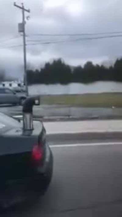 Volkswagen avec le silencieux qui sort du coffre