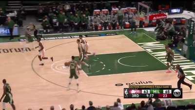 [Highlight] Trae Young passes to Collins for the alley-oop