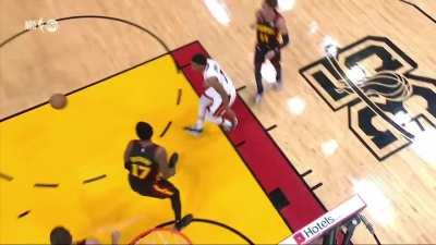 [Highlight] Okongwu steals Bam Adebayo's cookies in mid air and gets the jump ball