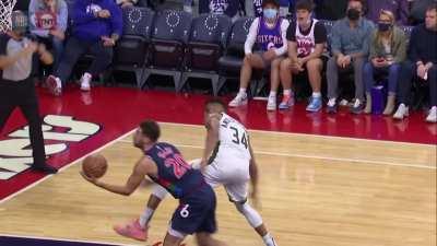 [Highlight] George Niang gets called for the foul when fighting for the rebound against Giannis, and gets T'd up when he complains to the ref