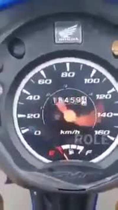 Ele ta na velocidade da luz já