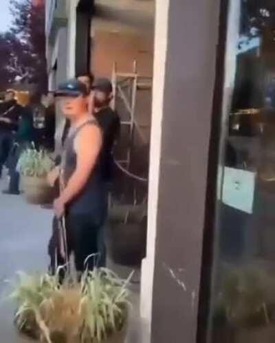 Os donos das lojas que são em frente as ruas estão tendo que proteje-las dos protestos nós EUA