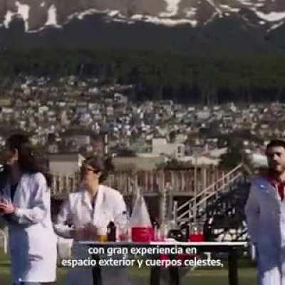 En esta publicidad, los 100tifikos tienen el telescopio al revés, apuntando al suelo. Al 90% no le importará o no se dará cuenta. A mí me pone de la nuca ver esto.