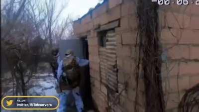 Ukrainian defenders demobilise the Russian invaders who are hiding