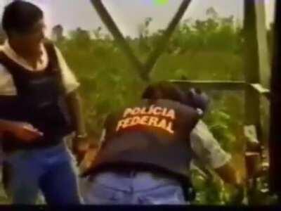 The Brazilian 90's guide on how to defuse a bomb [step-by-step in the comments]: