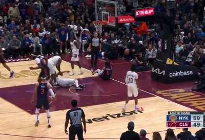 [Highlight] Brunson gets past Mobley then uses his footwork to finish amongst the trees