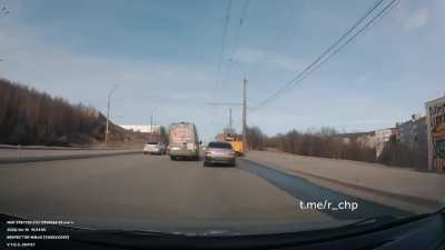 Dumb bmw driver tries a overtake, drives straight into a truck