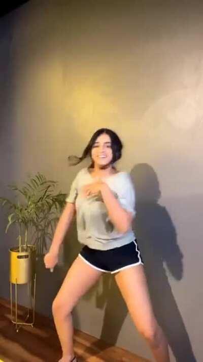 Desi ladkiyan aaj kal thighs se murder kar deti hain bc (unknown)