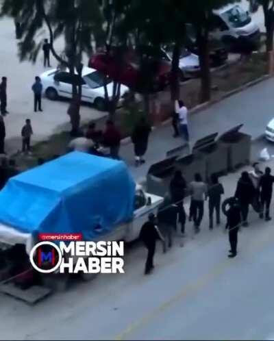 Mersin'de, 20+ kişilik iki Suriyeli grup birbirine girdi. Çekişmede, bıçaklar da kullanıldı. Not; Suriye ulusçularına göre Adana, Hatay, Antalya, Mardin, Urfa, Antep, Cizre VE MERSİN, büyük Suriye topraklarının bir parçasıdır.