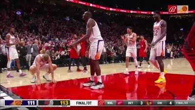 [Highlight] Ayton misses the free throw perfectly to give the Suns a chance, but Jock Landale just misses at the buzzer