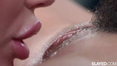 Unas bombonas tetonas y culonas, Violet y Savannah, disfrutan su tiempo lésbico.