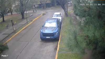 Quilmes: Cuatro ladrones escapaban de un brutal robo a una casa, se toparon con Polic&iacute;as de civil y termin&oacute; en tiroteo. Dos delincuentes muertos, un herido grave y uno detenido.