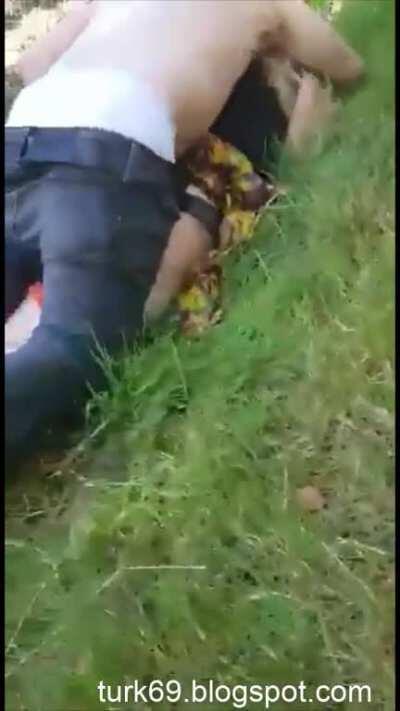 gay arkadasini cimenlerin ustune yatirmis sikiyor