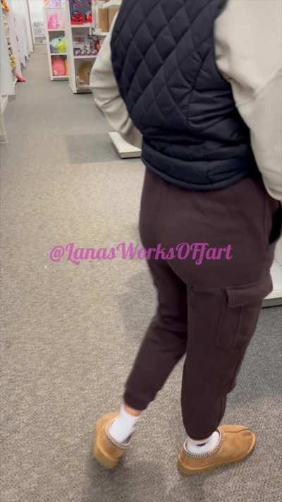 Farting in the shopping mall 🛍️🍑💨