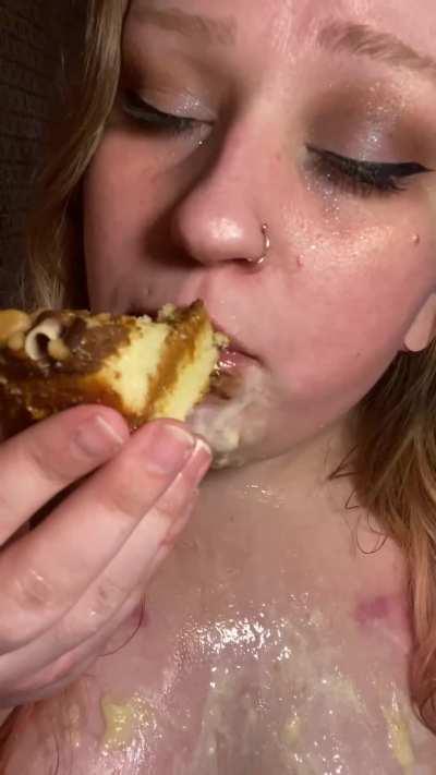 Meals are more fun when I get filthy ✨🤮🍰