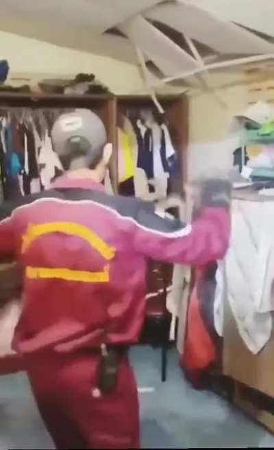 Man manages to capture snake that was on the roof.