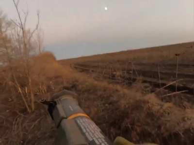 Another video by the Ukrainian warrior who, from a trench, repelled the Russians attack