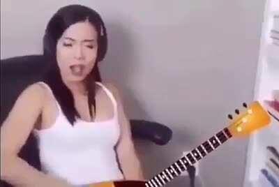 Teyzen böyle saz çalmayı nereden öğrendi ?