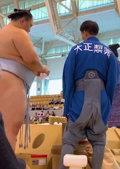 Tamawashi prepares power paper plane for Ura