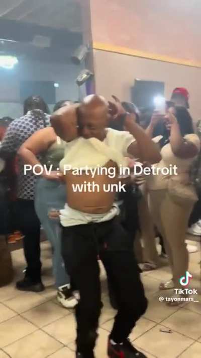 Gillie da Kid Going Viral After Dancing in a Party in Detroit 🔥