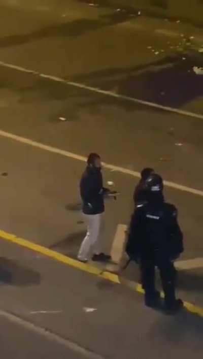 Hombres de civil, armados, al lado de la policía disparando a la comunidad del barrio Siloé