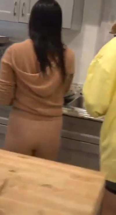 AriaSaki Looking Very Thicc During Girls Trip 🥵