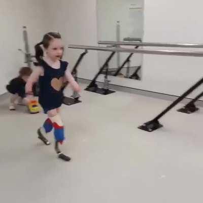 This incredible moment when little Mia discovers the pleasure of being able to walk with prostheses.