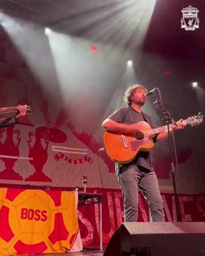 Alisson Becker on the guitar. 🎸
