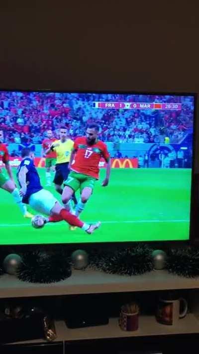 How did this ended with no penalty and yellow card for your player?