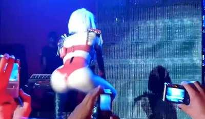 Lady Gaga grinding her sculpted ass for fans