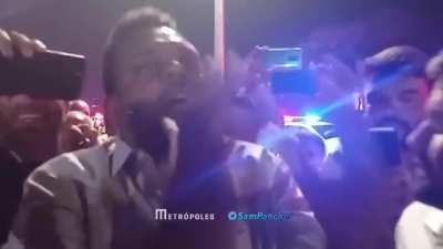 Agora: Deputado Otoni de Paula tenta convencer manifestantes acampados em Brasília a deixar o local após audiência com Jair Bolsonaro . Parlamentar disse que esteve com o presidente e que ele afirmou que agirá “na hora certa”. “O que é mais forte? O povo 