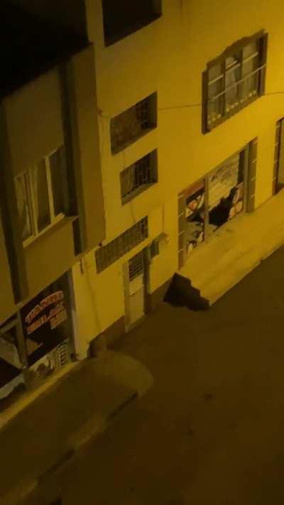 Bu dükkan suriyeli bi yaşlı dayınındı bi gurup genç geldi paramparça etti gitti