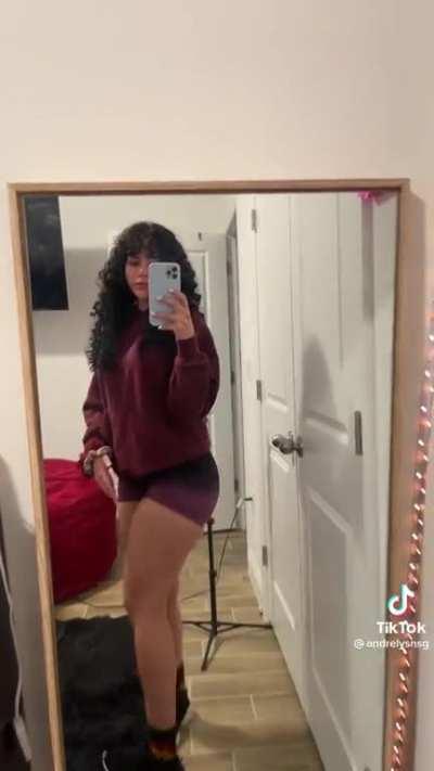 Wait until she turns around… 🍑 @andrelyss