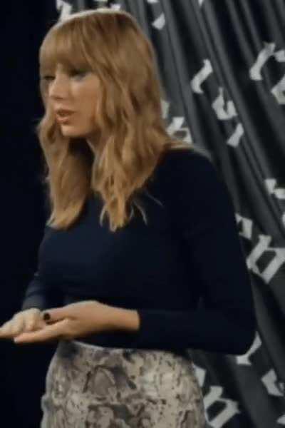 Holy shit, Taylor Swift has a nice rack 🔥💀
