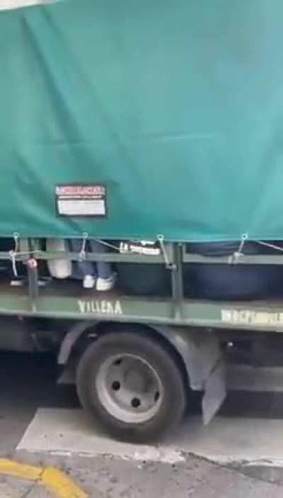 el polo obrero llevando a su gente como si fuera ganado JAJAJAJAJAJA, ex pais.