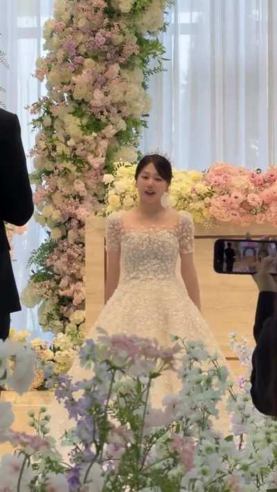 251213 minimi_s2 Instagram Update - Checked off one of my bucket list items: successfully did a self-congratulatory dance 👰🏻‍♀️💕