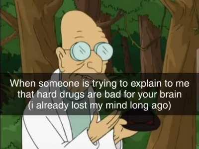 My friend trying to convince me not to chug the first gallon of bleach i see (I am holding a banana)