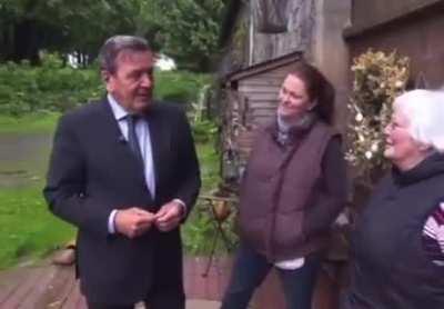 Der Altkanzler versucht Kontakt zu seinen ehemaligen Wählern aufzunehmen.