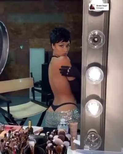 Love when she's hoein it up 4 the camera 📸